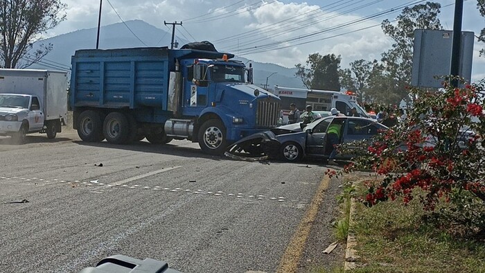 Morelia: Choque entre auto y camión deja un lesionado en Capula