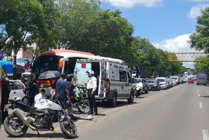 Morelia: coche impacta a motocicleta; hay dos lesionados