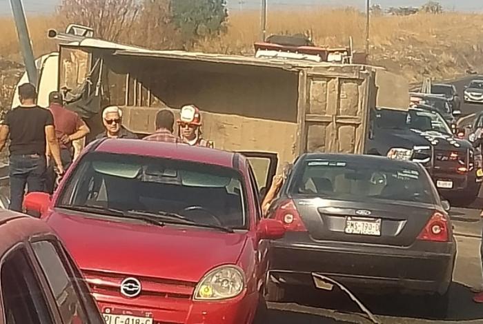 Morelia: Fuerte accidente provoca volcadura de camión de volteo