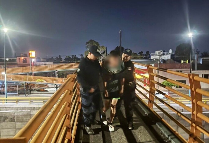 #Morelia | Guardia Civil pone a salvo a una persona al borde de saltar de un puente peatonal