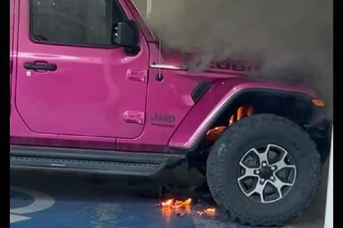 Morelia: Se incendia camioneta en estacionamiento del Seven Days Altozano