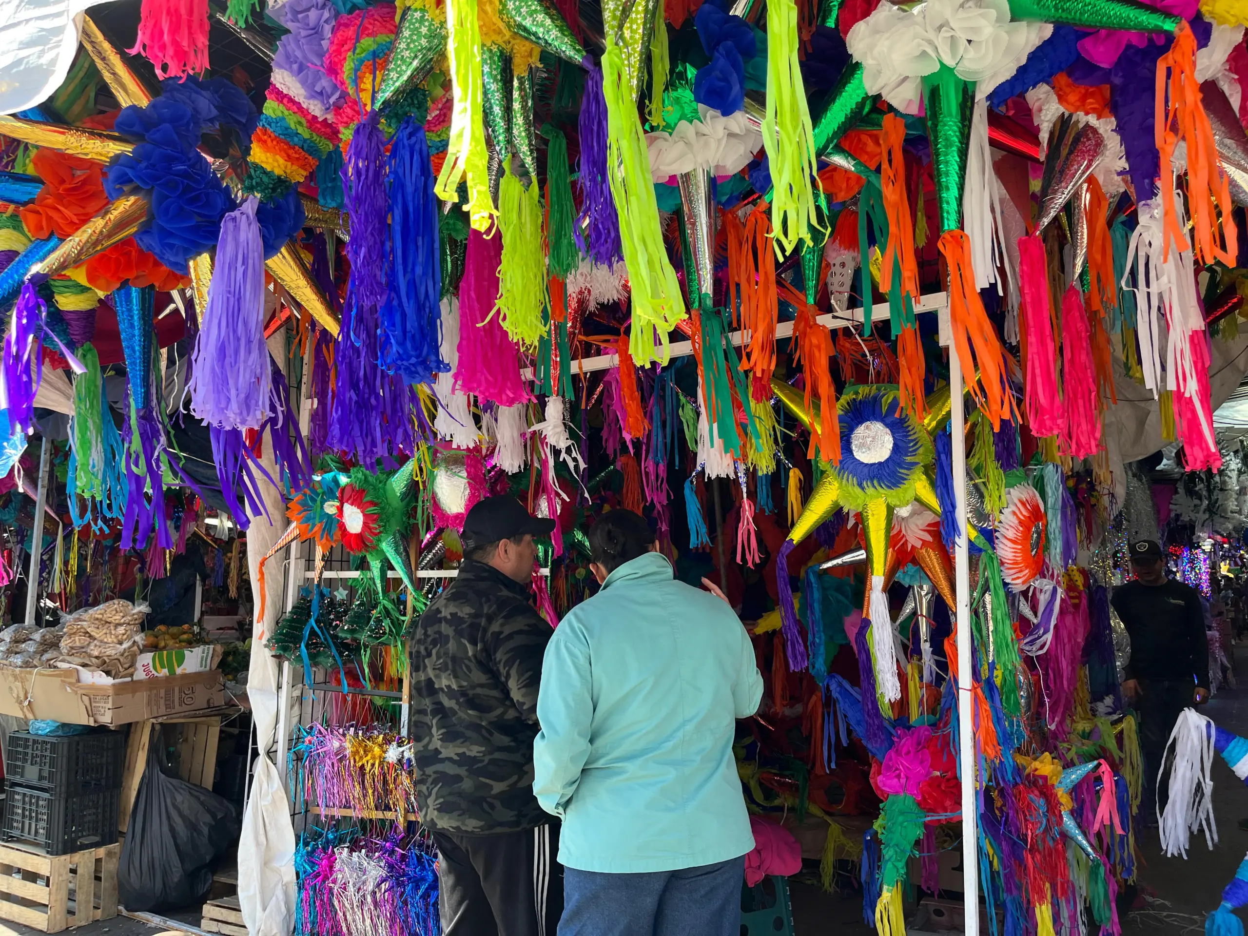 Morelia vive el espíritu navideño con alta demanda de árboles, luces y piñatas