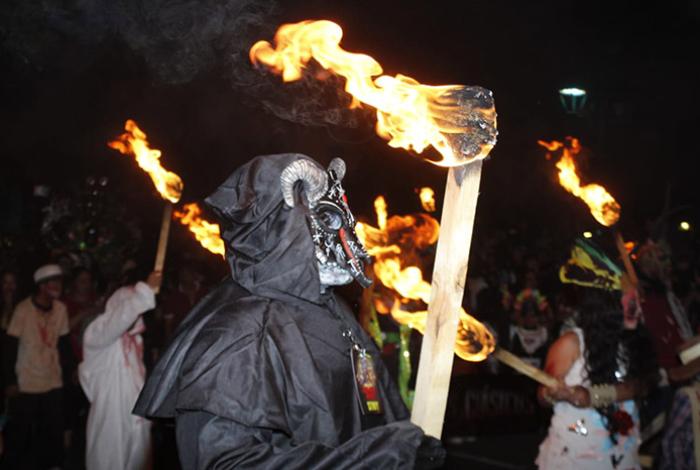 Morelia vive una noche de zombis y toritos de petate en la Zombie Walk 2025