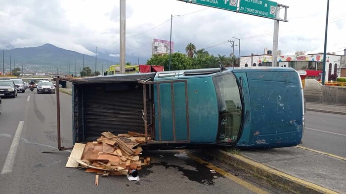 #Morelia | Vuelca camioneta en el libramiento norte de la capital 