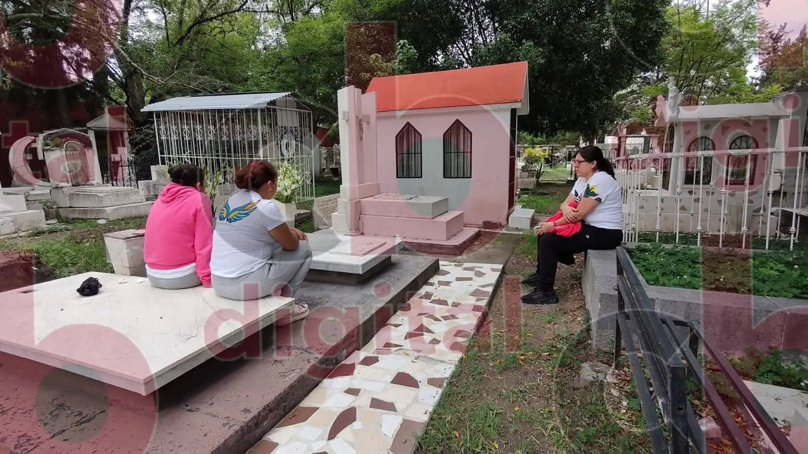 Morelianos acuden a Panteón Municipal por el Día del Padre