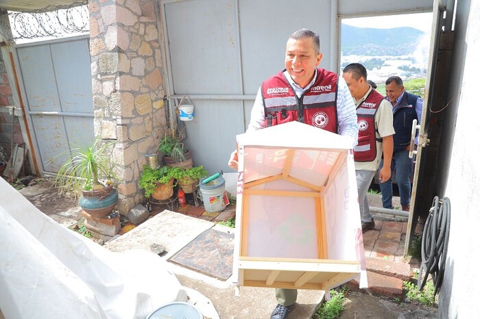 Morelianos agradecen a Barragán por transformar lonas de campaña en casas para animales