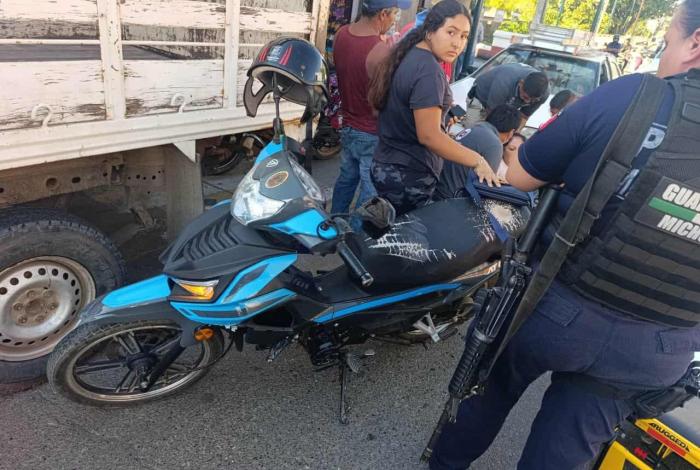 Moto choca contra auto en el centro de Huetamo; mujer y niña resultan heridas