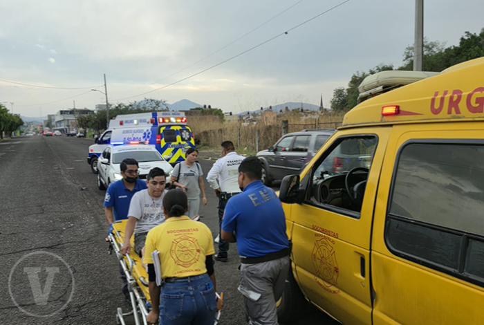 Moto repartidor resulta herido en choque contra auto, en Zamora
