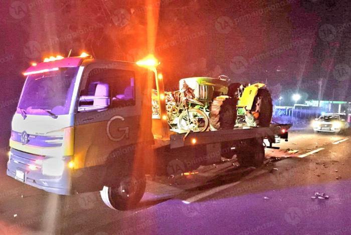 Moto se estampa contra tractor en Tancítaro; hay dos heridos