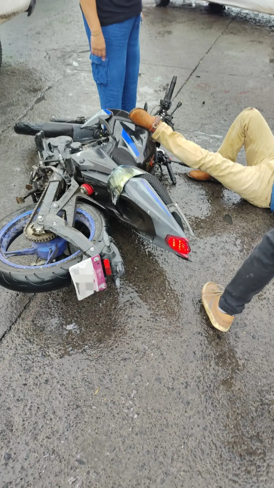 Motocicleta se estrella con un auto en el Realito