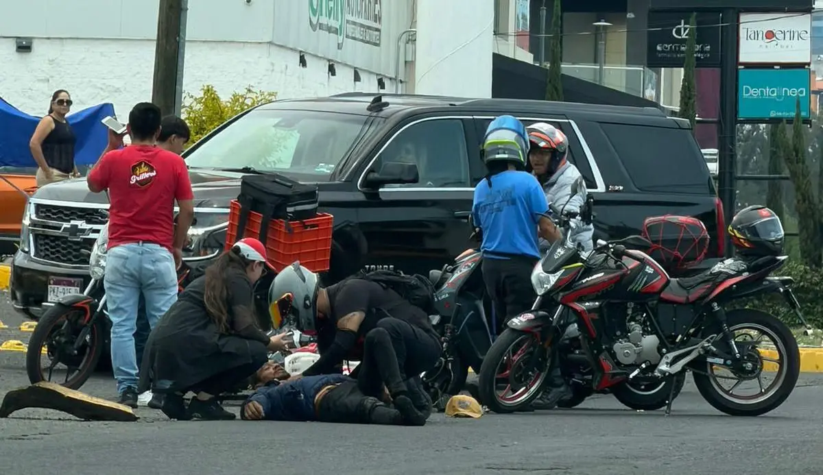 Motociclista choca auto y se abre la cabeza en Morelia