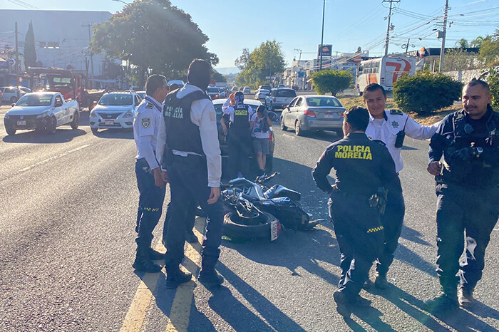 Motociclista choca contra auto en la avenida Madero Poniente de Morelia