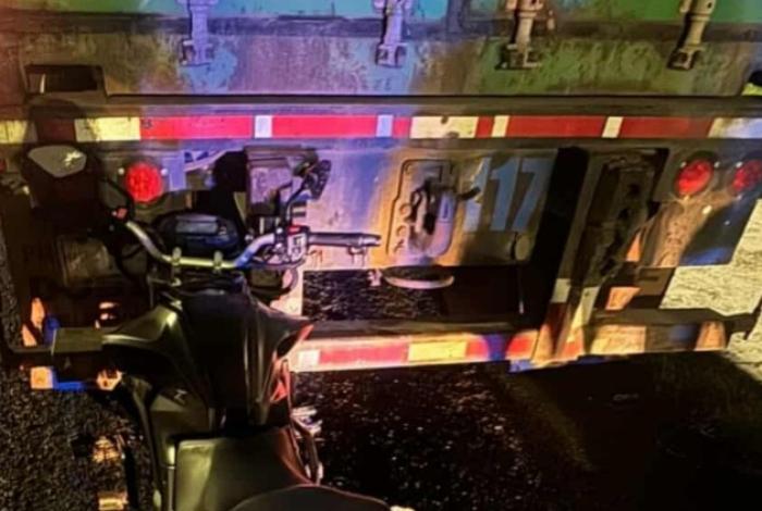 Motociclista choca contra retaguardia de tractocamión en el Libramiento Norponiente de Morelia