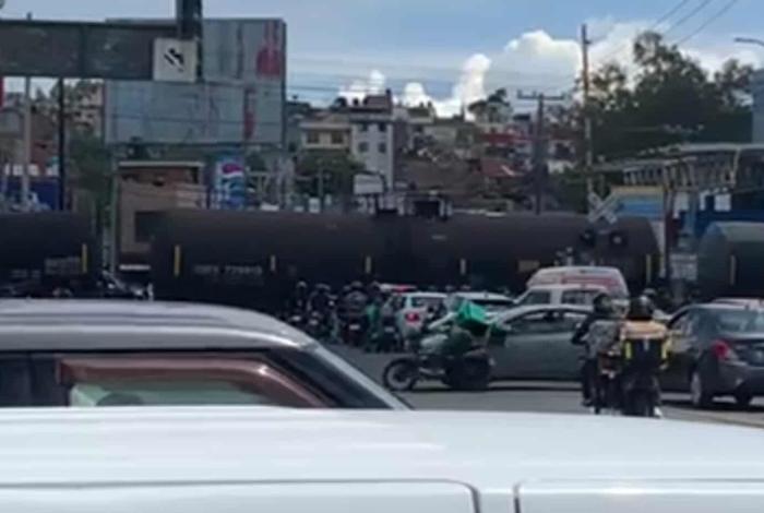 Motociclista es embestido por automovilista en la Av. Morelos Norte de Morelia