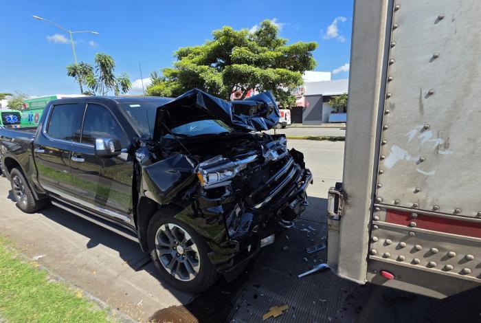 Motociclista es embestido por una camioneta y proyectado debajo de un tráiler, en Zamora