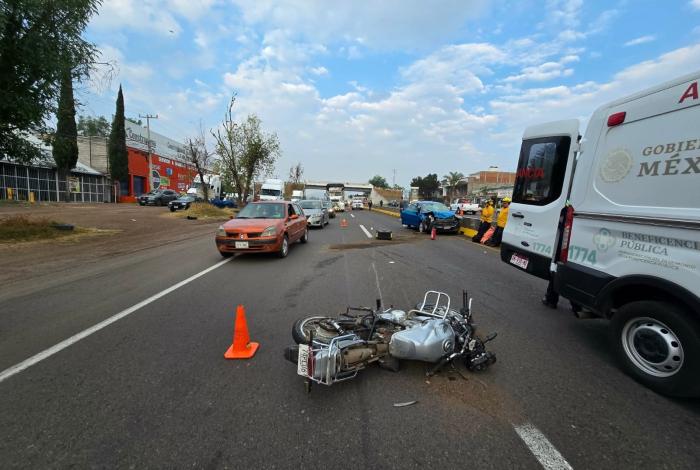 Motociclista fallece tras ser impactado por auto en la Morelia-Pátzcuaro; hay una joven herida