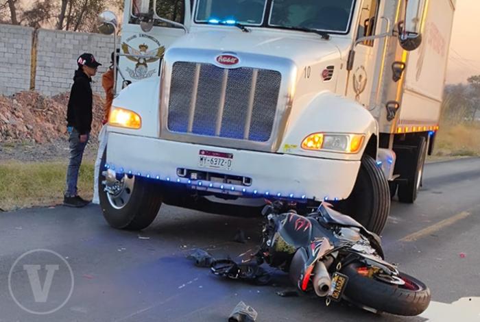 Motociclista herido al chocar de frente contra camión de carga, en Zamora