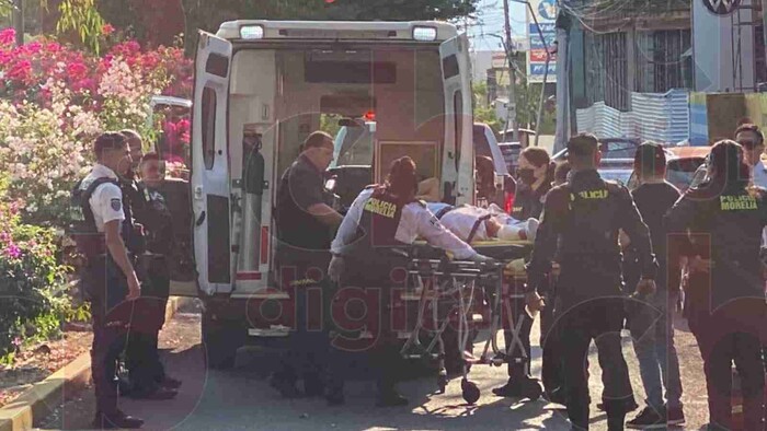 Motociclista lesionado al chocar una camioneta