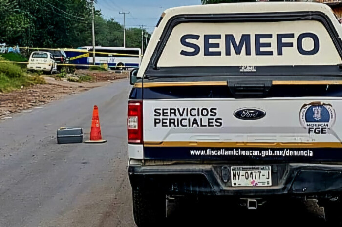 Motociclista muere atropellado en la carretera Lázaro Cárdenas-Aquila