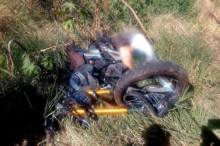 Motociclista muere tras choque contra camioneta en la carretera a Ario de Rayón, en Zamora