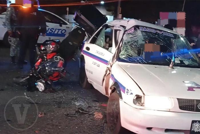 Motociclista muere tras fuerte choque contra taxi, en Uruapan