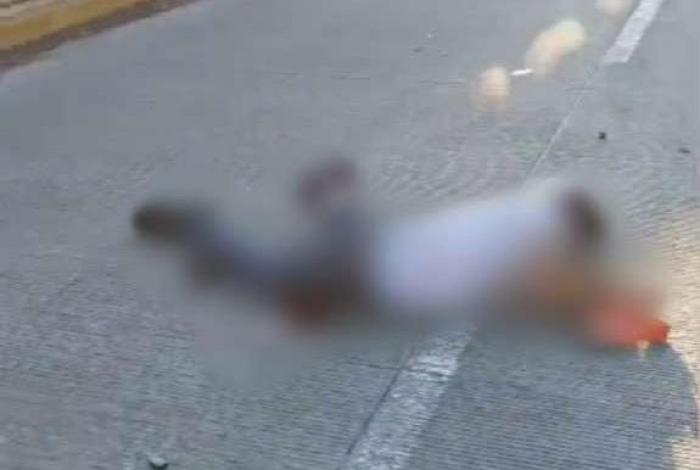 Motociclista muere tras ser arrollado por camión de carga, en Uruapan