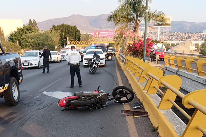 Motociclista pierde la vida al ser golpeado por un tráiler, en el libramiento de Morelia