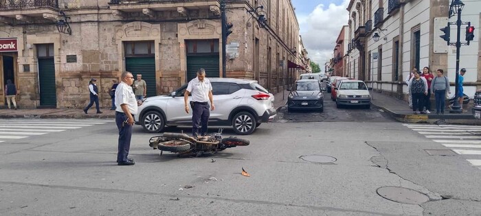 Motociclista queda herido en choque contra auto en el Centro Histórico de Morelia