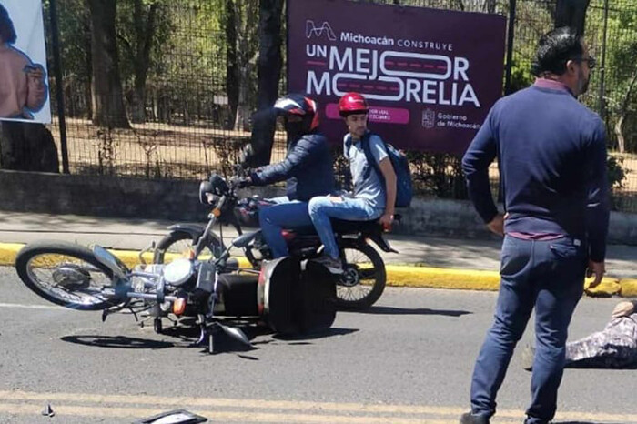 Motociclista queda herido al chocar con un carro en Calzada Ventura Puente, en Morelia