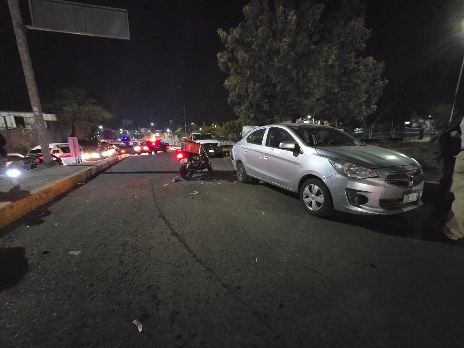 Motociclista queda herido tras ser es impactado por camioneta del Ayuntamiento de Morelia