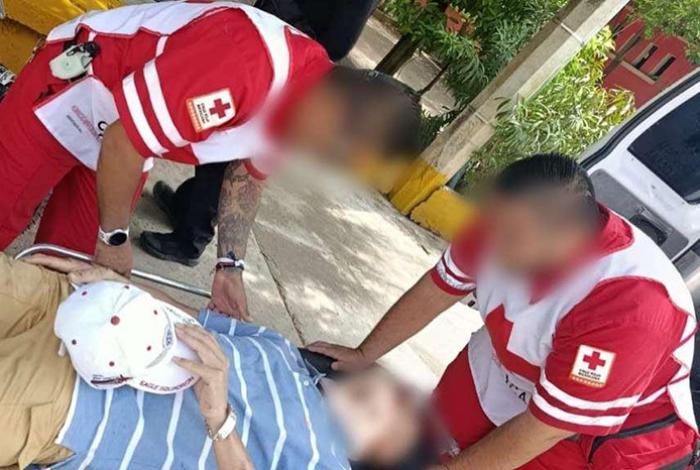 Motociclista queda herido al chocar contra unidad del transporte público, en Huetamo