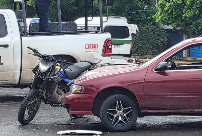Motociclista queda herido al chocar contra un vehículo, en Apatzingán