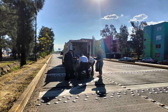 Motociclista queda lesionado al ser impactado por una camioneta en el Libramiento de Morelia