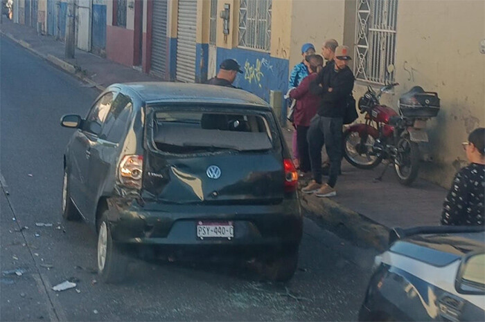 Motociclista resulta herido al chocar por alcance contra un vehículo, en el Centro de Jacona