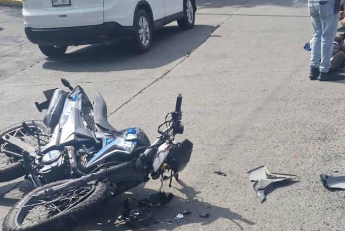 Motociclista resulta herido tras chocar contra auto en la Av. Solidaridad de Morelia
