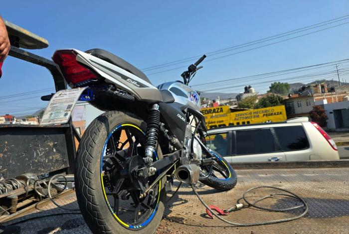 Motociclista resulta herido tras chocar contra auto en el Libramiento Poniente de Morelia