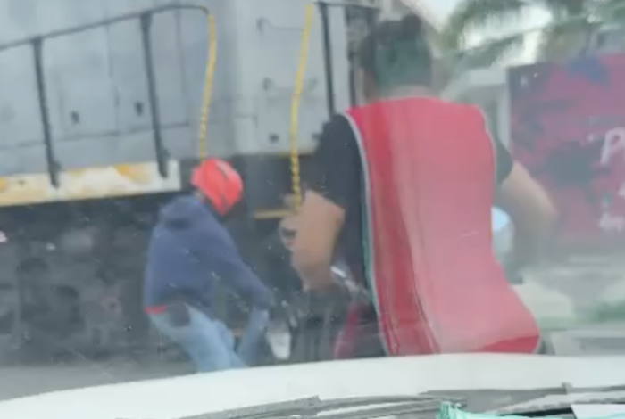 Motociclista se salva de puro milagrito; tren arrastra la unidad varios metros