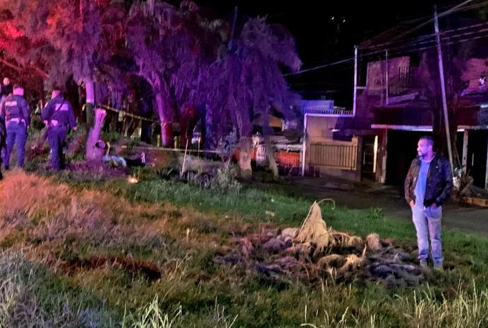 Motociclistas derrapan y chocan contra un árbol en Uruapan; uno muere