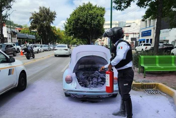 Motopatrulleros de Morelia evitan que un vochito se incendie en Camelinas