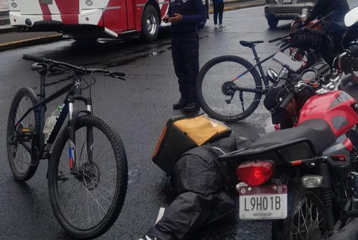 Motorepartidora queda herida tras ser impactada por camión en la Madero Poniente de Morelia