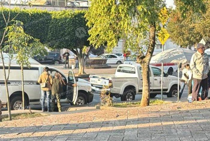 Mu3re hombre en situación de calle frente a IMSS de Morelia
