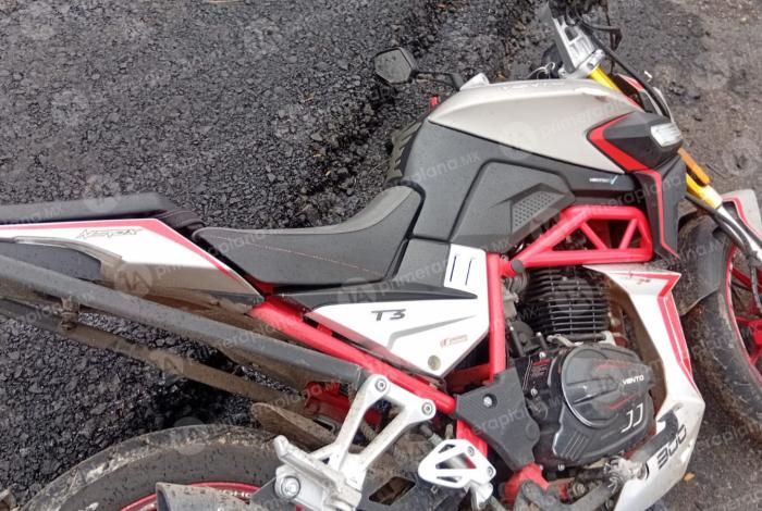 Mu3re motociclista en carretera de Zitácuaro
