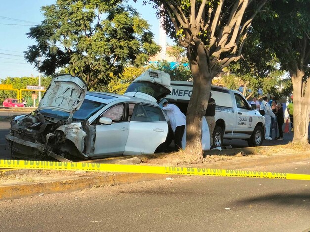 Muere automovilista tras chocar contra un árbol