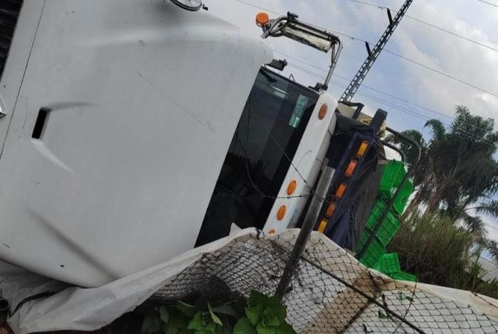Muere chofer de camión rabón cargado de aguacate