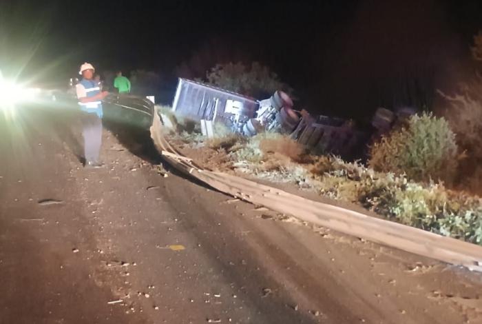 Muere conductor tras volcadura e incendio de tráiler en la Autopista Siglo XXI