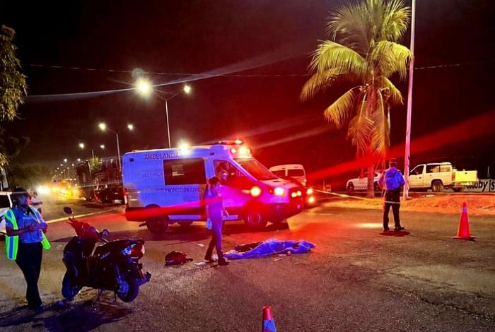 Muere joven de 15 años y una queda lesionada tras ser arrolladas por un tráiler, en Lázaro Cárdenas