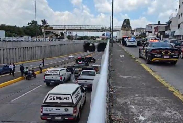 Muere motociclista al perder el control y caer del paso elevado en el distribuidor de salida a Charo
