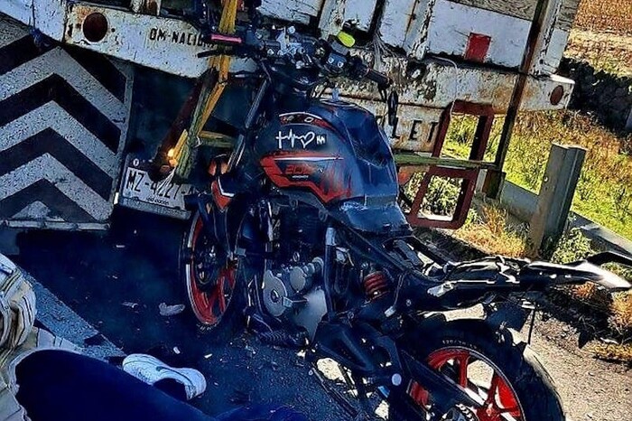 Muere motociclista tras chocar contra camioneta descompuesta en la Zacapu-Panindícuaro