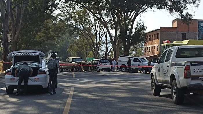 Muere una mujer y hay cinco heridos tras choque entre taxi y camioneta en la Morelia-Quiroga