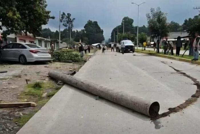 Muere una persona y varias resultan heridas en accidente de tractocamión en Zitácuaro